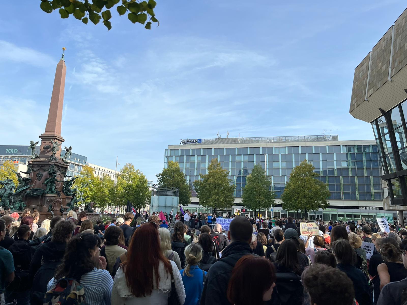 Massiver Protest vor dem Gewandhaus (Foto: LJ)